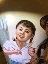 Een Chinese vaas met decor uit de Culturele Revolutie, 20e eeuw