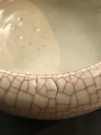 Un br&ucirc;le parfum en porcelaine de Chine &agrave; fond craquel&eacute; de type ge, Ming ou Qing