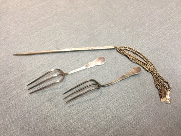 Twenty Chinese kingfisher feather ornaments in silver, jade, coral and gilt metal, Qing and 20th C.