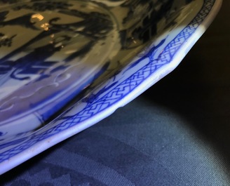 Een paar Chinese blauwwitte schotels met de 'Cao zussen', Kangxi