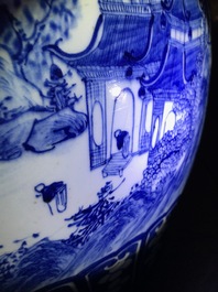 Een Chinese blauwwitte vissenkom met landschapsdecor, 19e eeuw