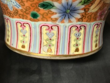 Een Chinese famille rose millefleurs vaas, Qianlong merk, 20e eeuw