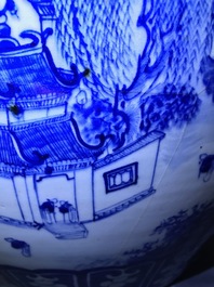 Een Chinese blauwwitte vissenkom met landschapsdecor, 19e eeuw