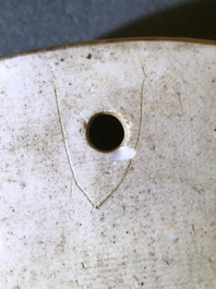 Two Chinese qianjiang cai vases and a wall hanger for chopsticks, 19/20e eeuw