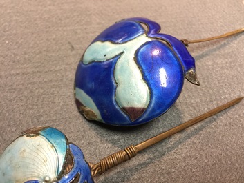 Twenty Chinese kingfisher feather ornaments in silver, jade, coral and gilt metal, Qing and 20th C.