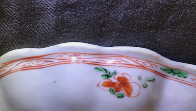 Une coupe en forme de coquille en porcelaine de Chine famille verte, Kangxi