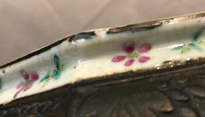 Une jardini&egrave;re et un vase en porcelaine de Chine famille rose dit "de Nankin", 19/20&egrave;me