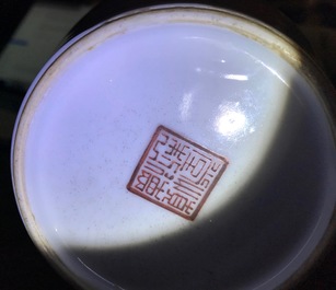 Un vase en porcelaine de Chine famille rose, R&eacute;publique, 20&egrave;me