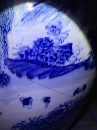 Een Chinese blauwwitte vissenkom met landschapsdecor, 19e eeuw