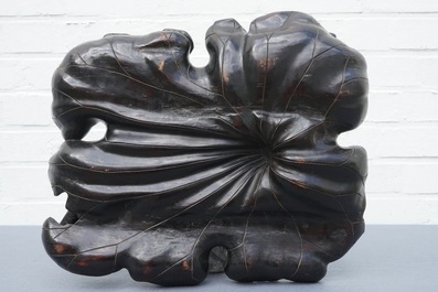 Une grande feuille de lotus orn&eacute;e d'animaux en bois sculpt&eacute;, Chine, 19&egrave;me