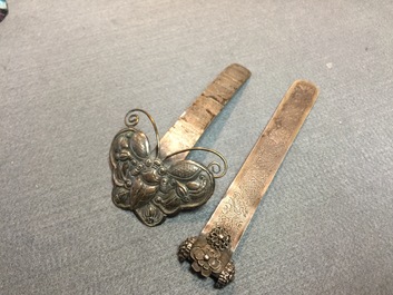 Twenty Chinese kingfisher feather ornaments in silver, jade, coral and gilt metal, Qing and 20th C.