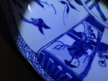 Een paar Chinese blauwwitte schotels met de 'Cao zussen', Kangxi