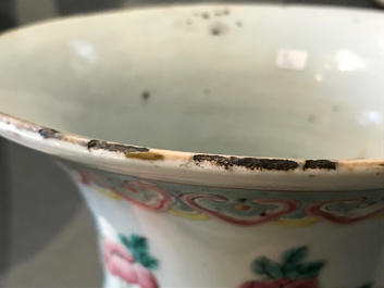 Vier Chinese famille rose en verte vazen, 19/20e eeuw