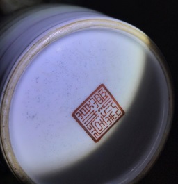 Un vase en porcelaine de Chine famille rose, R&eacute;publique, 20&egrave;me