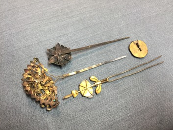 Twenty Chinese kingfisher feather ornaments in silver, jade, coral and gilt metal, Qing and 20th C.