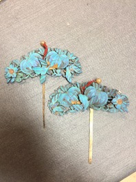 Twenty Chinese kingfisher feather ornaments in silver, jade, coral and gilt metal, Qing and 20th C.