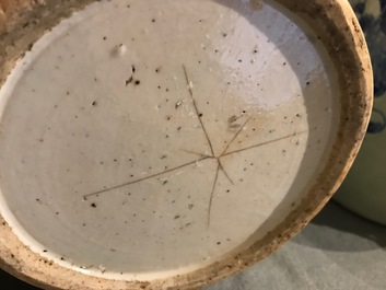 Een paar Chinese famille rose vazen met vogels en kostbaarheden, 19e eeuw