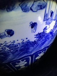 Een Chinese blauwwitte vissenkom met landschapsdecor, 19e eeuw