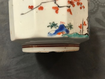 Een Japanse Kakiemon suikerpot met deksel, Edo, 17/18e eeuw