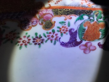Een Chinese famille rose kom met mandarijns decor, Qianlong