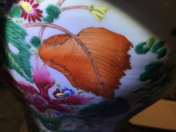 Een Chinese famille rose vaas met floraal decor, Qianlong merk, 18/19e eeuw