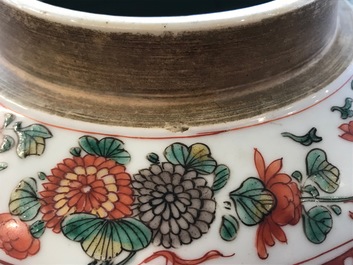 Un vase en porcelaine de Chine famille verte au couvercle en bois sculpt&eacute;, Kangxi