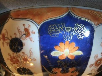 Une paire de bols en porcelaine de Chine de style Imari, Yongzheng/Qianlong