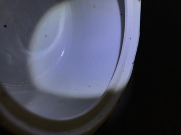 Een Japanse Kakiemon suikerpot met deksel, Edo, 17/18e eeuw