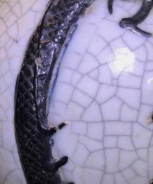 Drie Chinese Nanking craquel&eacute; vazen met blauwwit en reli&euml;fdecor, 19e eeuw