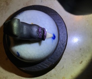 Een Chinees blauwwit Nanking craquel&eacute; vijfdelig kaststel, 19/20e eeuw
