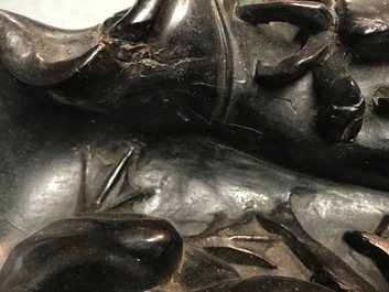 Une grande feuille de lotus orn&eacute;e d'animaux en bois sculpt&eacute;, Chine, 19&egrave;me