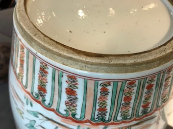 Un vase en porcelaine de Chine famille verte au couvercle en bois sculpt&eacute;, Kangxi