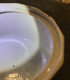 Een Japanse Kakiemon suikerpot met deksel, Edo, 17/18e eeuw