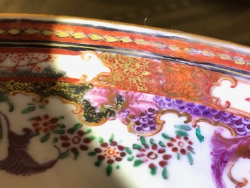 Een Chinese famille rose kom met mandarijns decor, Qianlong