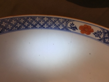 Une paire de bols en porcelaine de Chine de style Imari, Yongzheng/Qianlong