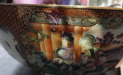 Een Chinese famille rose kom met mandarijns decor, Qianlong