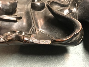 Une grande feuille de lotus orn&eacute;e d'animaux en bois sculpt&eacute;, Chine, 19&egrave;me