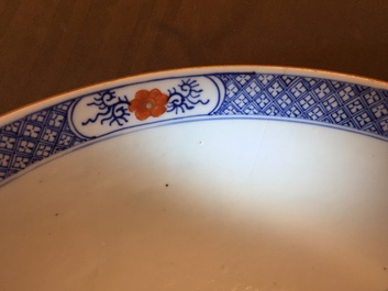 Une paire de bols en porcelaine de Chine de style Imari, Yongzheng/Qianlong