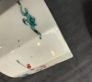 Een Japanse Kakiemon suikerpot met deksel, Edo, 17/18e eeuw