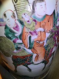 Twee Chinese famille rose vazen, 19e eeuw