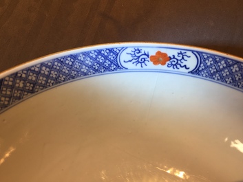 Une paire de bols en porcelaine de Chine de style Imari, Yongzheng/Qianlong