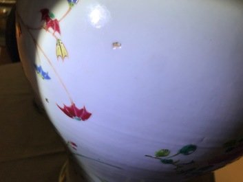 Een Chinese famille rose vaas met floraal decor, Qianlong merk, 18/19e eeuw
