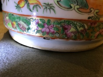Twee Chinese Canton famille rose vazen, 19e eeuw