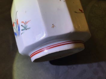 Een Japanse Kakiemon suikerpot met deksel, Edo, 17/18e eeuw
