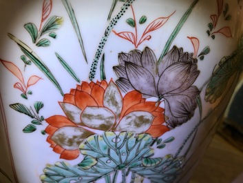 Un vase en porcelaine de Chine famille verte au couvercle en bois sculpt&eacute;, Kangxi