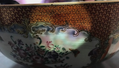 Een Chinese famille rose kom met mandarijns decor, Qianlong