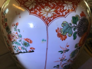 Un vase en porcelaine de Chine famille verte au couvercle en bois sculpt&eacute;, Kangxi