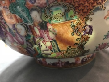 Een Chinese famille rose kom met mandarijns decor, Qianlong