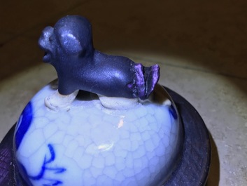 Een Chinees blauwwit Nanking craquel&eacute; vijfdelig kaststel, 19/20e eeuw