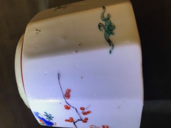 Een Japanse Kakiemon suikerpot met deksel, Edo, 17/18e eeuw